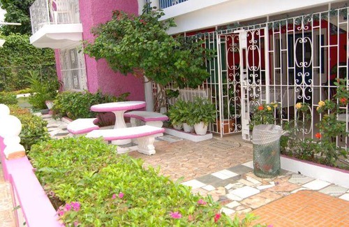 IronShore Estates Bed & Breakfast | Cozy Bed and Breakfast with Pool & Restaurant for 3 Guests