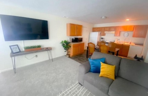 Monroe House | Trendy 240 Overbrook: Stylish Home with Top Guest Ratings