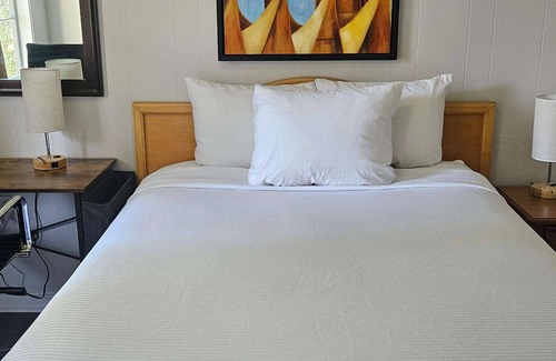 East Side Hotel | Welcoming 2400 Motel: Family-Friendly Stay with Breakfast