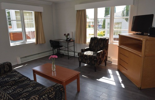 East Side Hotel | Welcoming 2400 Motel: Family-Friendly Stay with Breakfast