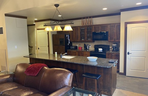 Stratton Mountain Condo | Spacious 4BR Stratton Condo with Pool & Spa, Steps to Village