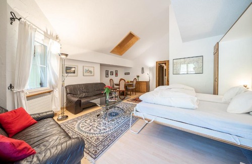 Vulpera Apartment | Charming Rooftop Apartment with High Ceilings & Balcony
