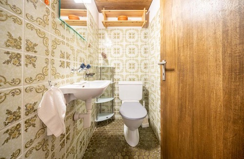 Vulpera Apartment | Charming Rooftop Apartment with High Ceilings & Balcony