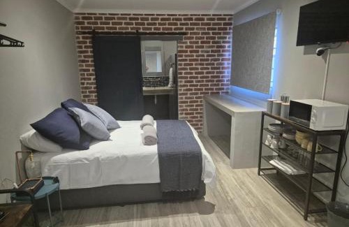 Montana House | Exceptional @241 Enkeldoorn Guesthouse - Family-Friendly Stay