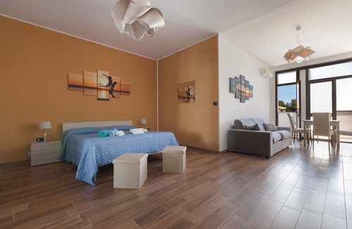 Maruggio House | Discover Joy Home: Family-Friendly Stay with Pool & Breakfast
