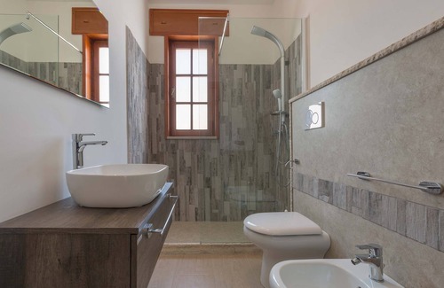 Maruggio House | Discover Joy Home: Family-Friendly Stay with Pool & Breakfast