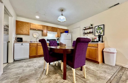 Monroe House | Perfect Getaway at Bailee's House - Pet Friendly & More