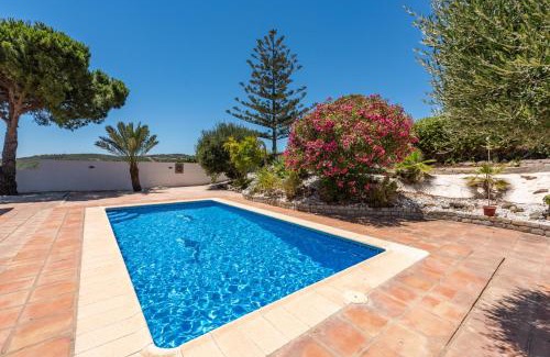 Puerto de la Duquesa Villa | Villa Joya de Guadalupe: Family-Friendly Haven with Pool