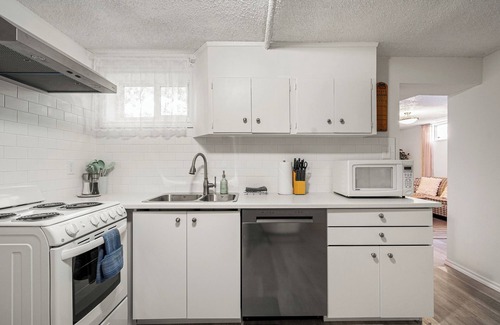 Forest Lawn House | 2428L-KingBed/3BR/Sleep8/Quiet/Family/Full Kitchen