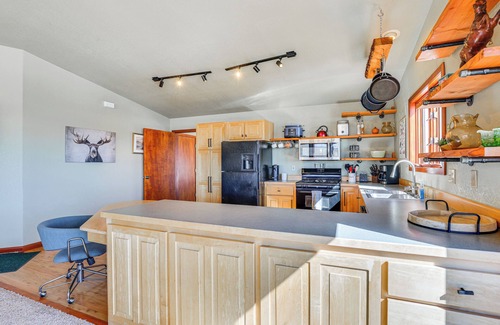 Fairplay Cabin | Cozy Fairplay Cabin with Deck & Mountain Views Near Town