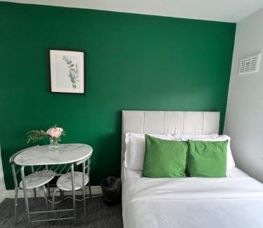 Southgate Apartment | 25 Chase Side