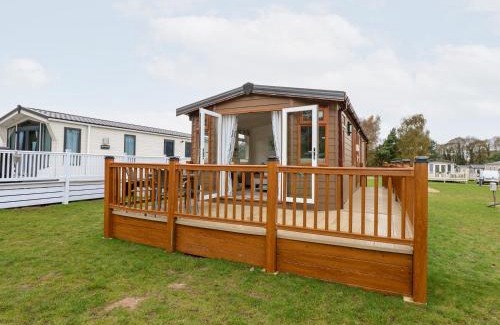 Hopton House | Experience 25 Foxburrow Hang: Pet-Friendly & Family Fun