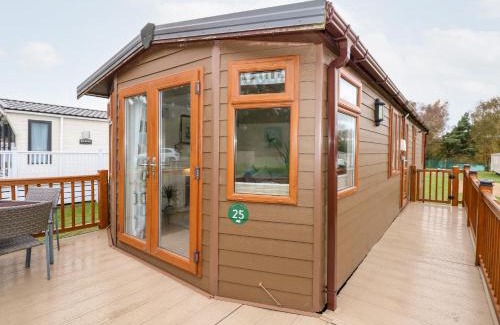 Hopton House | Experience 25 Foxburrow Hang: Pet-Friendly & Family Fun