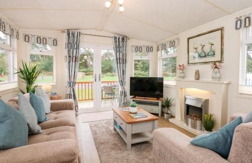 Hopton House | Experience 25 Foxburrow Hang: Pet-Friendly & Family Fun