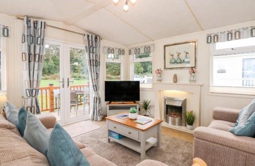 Hopton House | Experience 25 Foxburrow Hang: Pet-Friendly & Family Fun