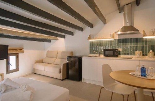Old Town Apartment | Cozy 25 m² Apartment for 4 with Kitchen & Perfect Score