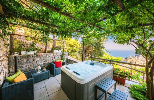 Ravello Bed & Breakfast | Cozy Bed and Breakfast with Pool for 3 Guests