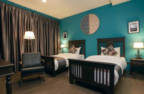Talat Noi Hostel | Cozy 4-Star Hostel with Kitchen & Restaurant for Two
