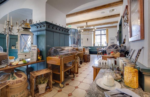 Oschatz Hotel | Charming 5-Star Hotel for 3 Guests with Pet-Friendly Amenities