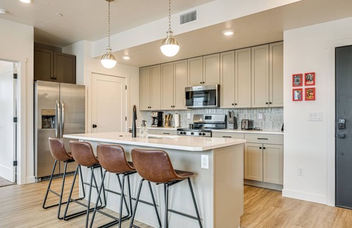 St. George Condo | 25 Mi to Zion: Rock 'n' Roll Condo w/Mtn View!