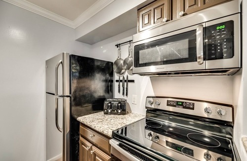 Irving Apartment | Pet-Friendly 1BD Condo with Pool near DFW South
