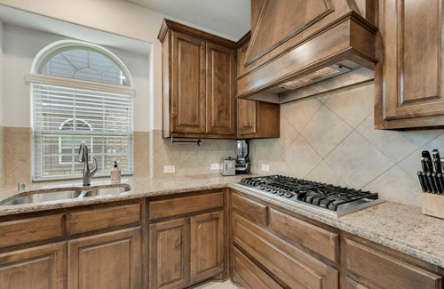 Tarrant County Apartment | Stylish GP12 5BD/4BA Home with Pool and Spa Amenities