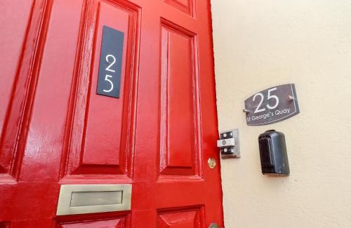 Lancaster Apartment | Discover 25 St Georges Quay: Family-Friendly Escape