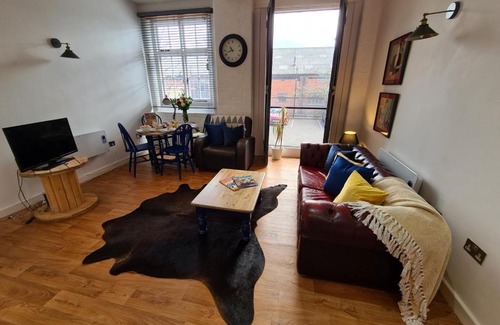 Burton on Trent Apartment | Discover 25 The Malthouse: Family-Friendly Retreat