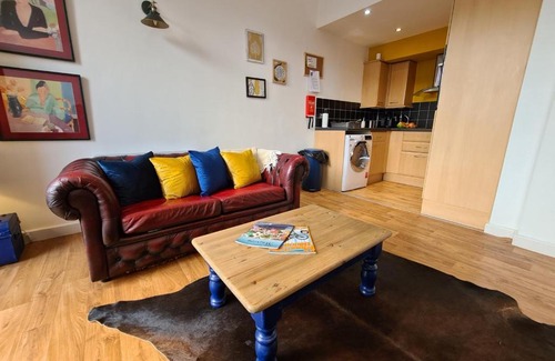 Burton on Trent Apartment | Discover 25 The Malthouse: Family-Friendly Retreat