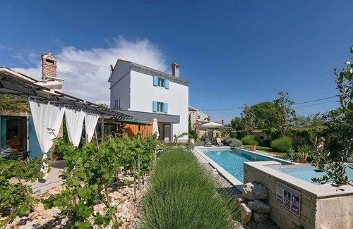 Filipini House | Spacious 4-Bedroom Retreat with Private Pool & Hot Tub