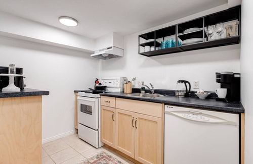 Trinity - Bellwoods House | Cozy 1BR Basement Suite Near Downtown Old Toronto
