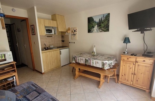 Station de Drouzin le Mont Apartment | Cozy Studio Biot: Perfect for Families and Pets