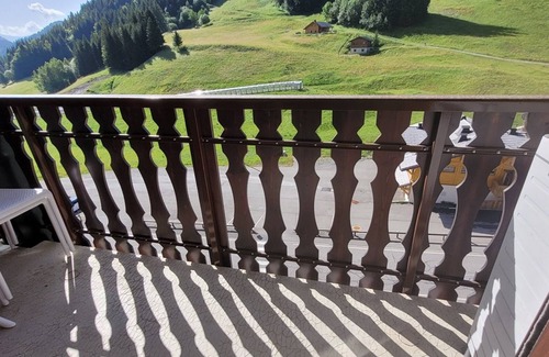 Station de Drouzin le Mont Apartment | Cozy Studio Biot: Perfect for Families and Pets
