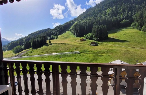 Station de Drouzin le Mont Apartment | Cozy Studio Biot: Perfect for Families and Pets