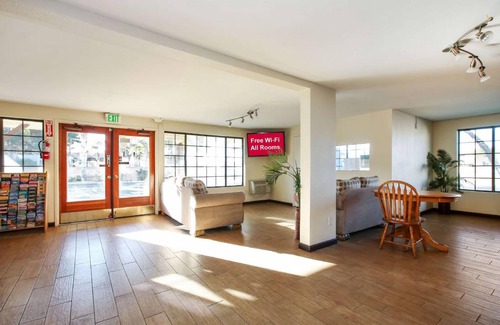 Lompoc Hotel | Comfortable 32 m² Hotel with Kitchen & Pet-Friendly Stay