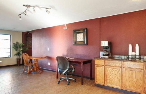 Lompoc Hotel | Comfortable 32 m² Hotel with Kitchen & Pet-Friendly Stay