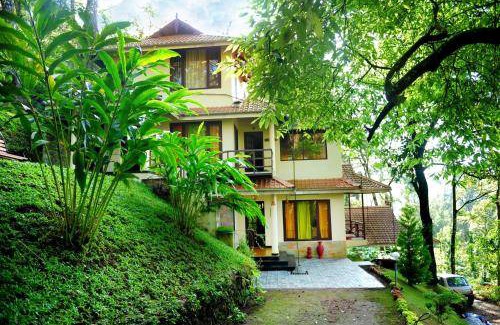 Pallivasal Hotel | Cozy 4-Star Hotel for Up to 3 Guests with Restaurant