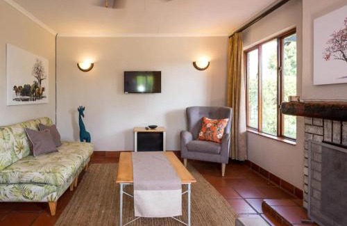 White River Apartment | Comfortable Stay at 26 on Greenway with Pool & Dining