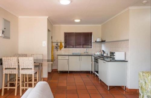 White River Apartment | Comfortable Stay at 26 on Greenway with Pool & Dining