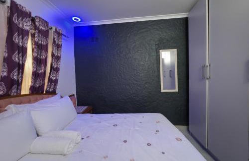 Mutare House | Inviting 26 Pike Place: Family-Friendly with Hot Tub Access