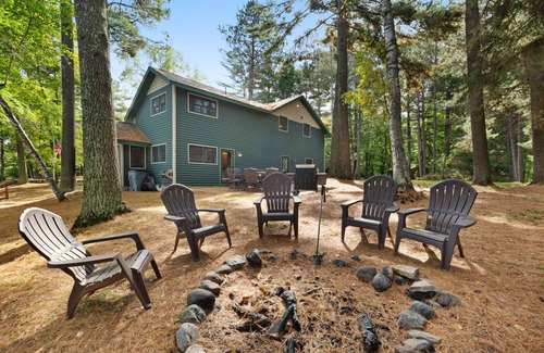Manitowish Waters Cabin | Spacious Oceanfront Cabin with 4 Bedrooms for 14 Guests