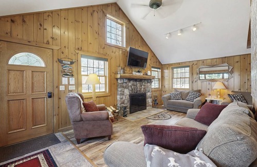 Manitowish Waters Cabin | Spacious Oceanfront Cabin with 4 Bedrooms for 14 Guests