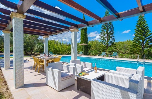 Alcudia House | Spacious 5-Bedroom House with Private Pool for Getaways