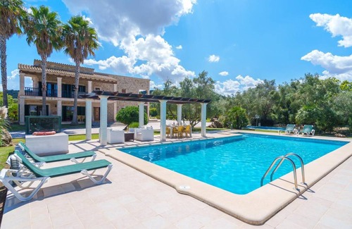 Alcudia House | Spacious 5-Bedroom House with Private Pool for Getaways