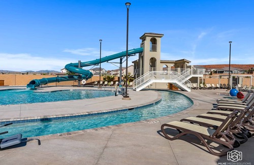 Washington House | Discover Paseos Paradise: Relax by the Pool and Kitchen