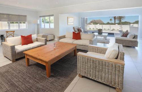 Eastcliff Villa | Relaxing 269 on Main Holiday Home with Pool & Breakfast