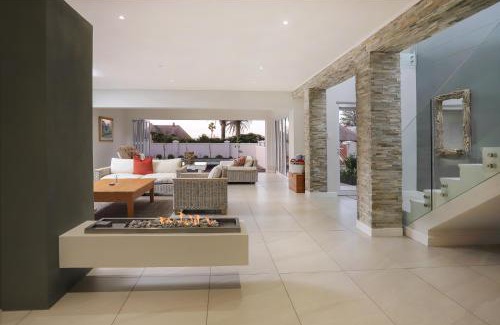 Eastcliff Villa | Relaxing 269 on Main Holiday Home with Pool & Breakfast