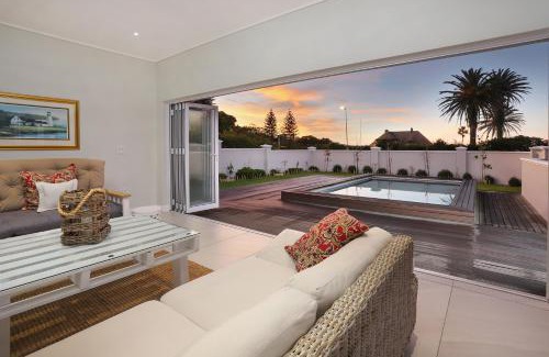 Eastcliff Villa | Relaxing 269 on Main Holiday Home with Pool & Breakfast