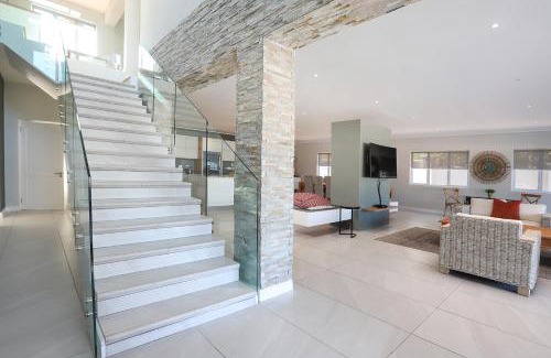 Eastcliff Villa | Relaxing 269 on Main Holiday Home with Pool & Breakfast