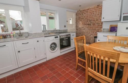 Ruthin House | Pet and Child-Friendly Retreat at 27 Borthyn - Rated 8.9
